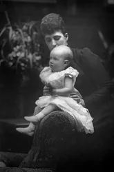 Princesa Louise 1867-1931 com sua filha Princesa Alexandra 1891-1959, 1893.