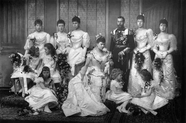 O duque e a duquesa de York e damas de honra, 1893.