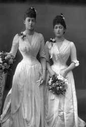As princesas Victoria 1868-1935 e Maud 1869-1938 de Wales, 1890.
