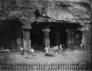 Índia: piquenique na entrada das Cavernas Elephanta perto de Bombaim, década de 1870