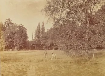 [Lagoa perto de uma casa de campo]