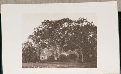 A antiga Casa Fairbanks em Dedham, Massachusetts, construída no ano de 1636