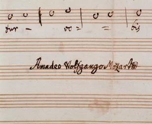 Detalhe da assinatura do compositor da página de partituras do Querite primum regnum Dei de Mozart para obter o título de Accademico filarmonico (1770)