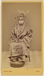 [Mulher javanesa com um toucado ornamentado, sentada].