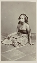 Menina sentada