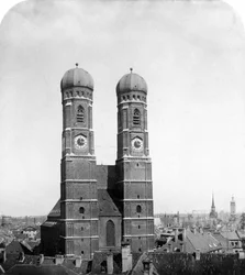 A Frauenkirche, Munique, Alemanha, c1900.