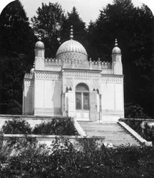 O quiosque mourisco no Palácio de Linderhof, Baviera, Alemanha, c. anos 1900.