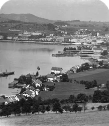 As margens do lago em Gmunden, Salzkammergut, Áustria, c1900s.