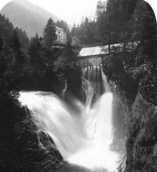 A cachoeira em Badgastein, Áustria, c1900s.