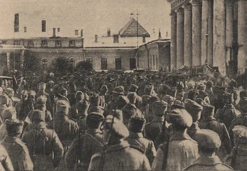 Manifestação de tropas revolucionárias em frente à Duma do Estado durante a Revolução de Fevereiro de 191
