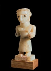 Estatueta de um homem, inscrito do clã Madrarum, de Nugub, perto de Beihan, Iêmen do Sul, do século I a II dC (alabastro)