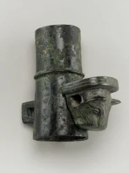 Hubcap com linchpin fundido sob a forma de cabeça felina (bronze)