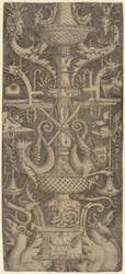 Painel de ornamentos com dragões, máscaras e instrumentos de guerra