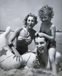 Família feliz à beira-mar", c 1937