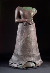 00332 Estátua da rainha Napirasu, esposa de Untash-Napirisha, rei elamita do século XII a.C., encontrada em Susa, Irão, c. 1250 a.C.