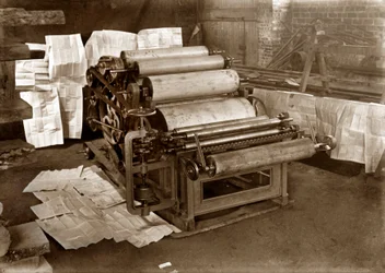 Uma prensa tipográfica: prensa rotativa para impressão de jornais, por volta de 1900 (foto p/b)