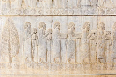 Antigo relevo dos Aquemenídeos; delegação dos Ionianos; Palácio Apadana; sítio arqueológico; antiga cidade persa Persepolis; Património Mundial da UNESCO; Província dos Reis; Irão; Ásia