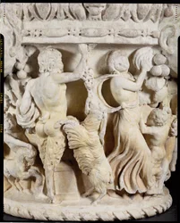 Capital de coluna esculpida retratando Pan provocando uma cabra de criação com um cacho de uvas e um maenad batendo tempo com um pandeiro, italiano, de Roma, c.180-220 (mármore, grego pentelic ou italiano Carrera) (detalhe de 83318, ver também 83317 e 8332