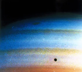 Padrões de nuvens em Saturno, fotografados pela Voyager 1