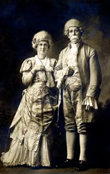 Casal em vestido de fantasia do século XVIII (foto)
