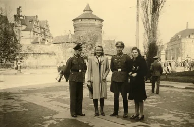 Segunda Guerra Mundial (1939-1945): dois soldados alemães posando com seu parceiro ou esposa na cidade de Tours, França
