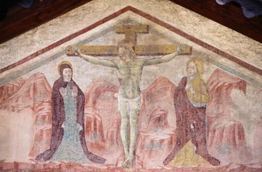 Fresco com Crucificação no tímpano da Igreja de Santo Antônio, Romeno, Trentino-Alto Adige, Itália
