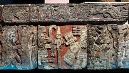 Baixo relevo num banco em Templo Mayor, Período Pós-Clássico Final, c.1500 (pedra com estuque pintado)
