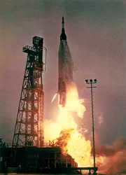 Voo espacial tripulado, EUA, Mercúrio/Gemini Lançamento do foguetão Atlas que levou o astronauta John Glenn para a órbita