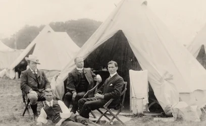 Homens relaxando fora de sua barraca c.1908 (foto)
