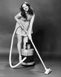 Modelo com um aspirador Vax, Março de 1979