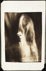 Fenômeno paranormal: retrato do homem e do espírito da mulher aparecendo atrás dele, por volta de 1920 Fotografia de William Hope (1863-1933)