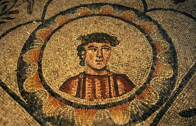 Retrato do doador, mosaico de chão da Basílica da Assunção de Santa Maria (século IV), Aquileia, Friuli-Venezia Giulia, Itália