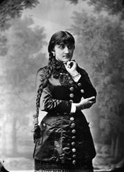 Retrato de mulher com trança comprida