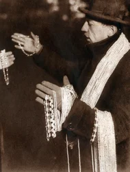 O vendedor tem um protetor de pérolas nas ruas de Nova York, EUA. 1929 (impressão)