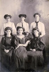 O pessoal doméstico de uma propriedade rural, c.1898 (foto)