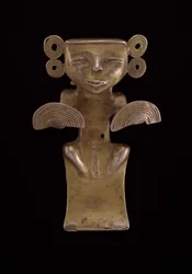 Pendente Figural com Dorso Aberto