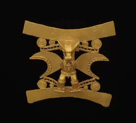 Pingente representando uma figura com máscara semelhante a um morcego, Último Período V - Período VI, c.700-1550 (ouro)