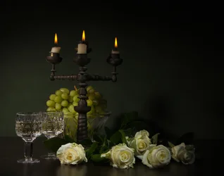 Natureza morta elegante à luz das velas
