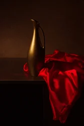 Jarro Dourado com Cortina Vermelha