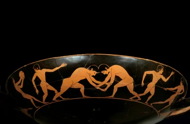 Taça do sótão com figuras vermelhas representando atletas em treinamento, um discobole e wrestlers. Pintura atribuída ao Pintor de Euergides (finais do século VI a.C.). Paris, Museu do Louvre