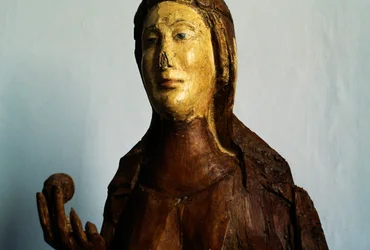 Figura feminina, estátua de madeira